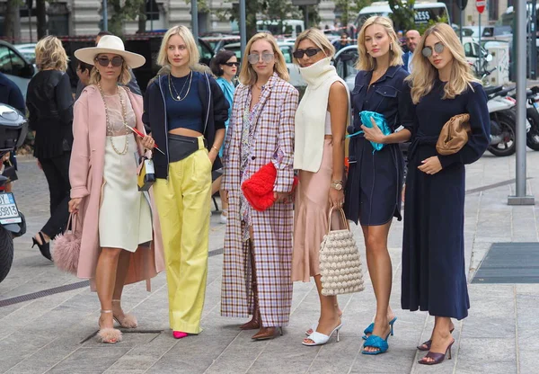 Módní Bloggerů Street Styl Oblečení Před Sportmax Módní Přehlídka Miláně — Stock fotografie