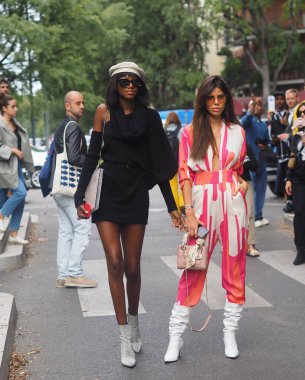 Moda blogcuları, Milan moda haftası boyunca Armani moda defilesinden önce sokak tarzı kıyafetler giyer. Güz / Kış 2019 / 2020