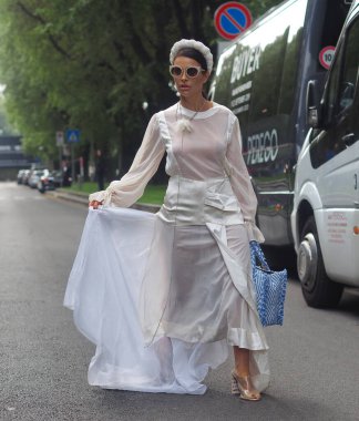 Milan moda haftası boyunca Armani moda defilesinden önce moda blogcusu sokak tarzı kıyafet. Güz / Kış 2019 / 2020