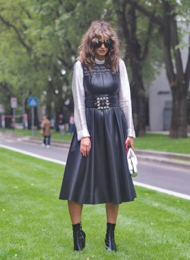 Milan moda haftası boyunca Armani moda defilesinden önce moda blogcusu sokak tarzı kıyafet. Güz / Kış 2019 / 2020