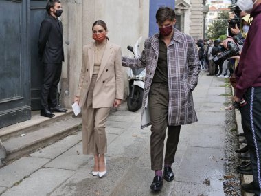 Olivia Palermo ve Johannes Huebl Milan Moda Haftası / Kış 2020 / 2021 koleksiyonları sırasında Hugo Boss defilesinde.