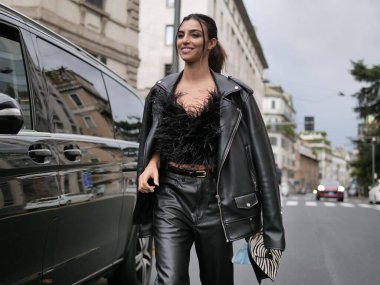  Özel konuk Nicole Mazzocato sokak tarzı kıyafet Milan Moda Haftası 'nda Hugo Boss defilesinden önce / Kış 2020 / 2021 koleksiyonları.