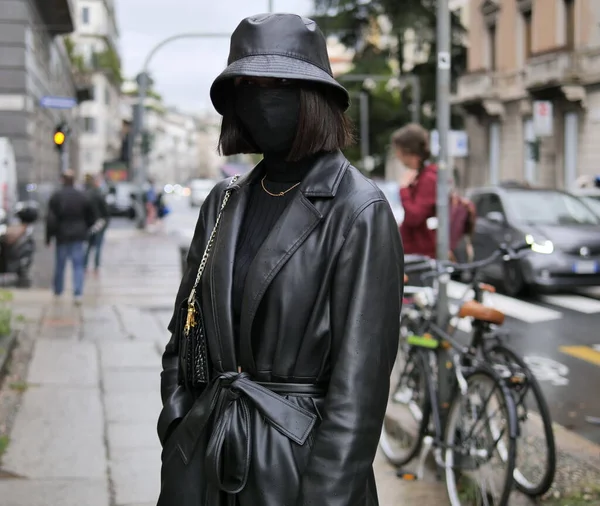Tamu Spesial Bertopeng Hitam Fashion Show Hugo Boss Selama Milan — Stok Foto