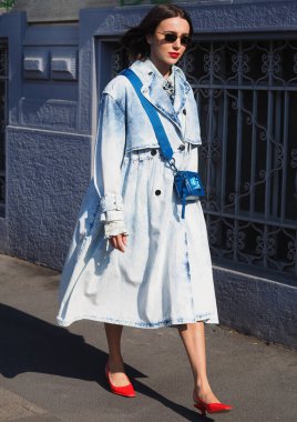 MSGM moda defilesinden önce Milan moda haftası 2020 'de blogger sokak tarzı kıyafet