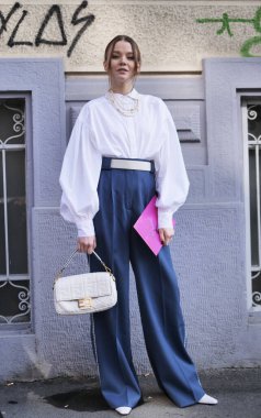 MSGM moda defilesinden önce Milan moda haftası 2020 'de blogger sokak tarzı kıyafet