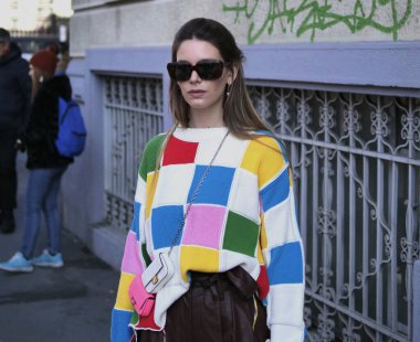 MSGM moda defilesinden önce Milan moda haftası 2020 'de blogger sokak tarzı kıyafet
