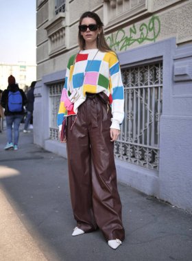 MSGM moda defilesinden önce Milan moda haftası 2020 'de blogger sokak tarzı kıyafet