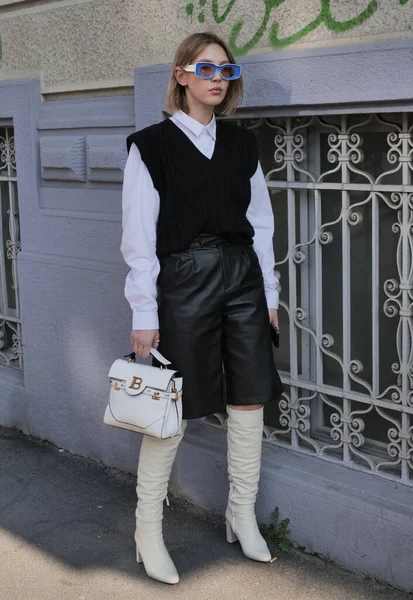 MSGM moda defilesinden önce Milan moda haftası 2020 'de blogger sokak tarzı kıyafet