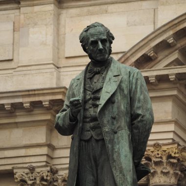 Alessandro Manzoni heykeli San Fedele Meydanı Milan, Lombardy, İtalya