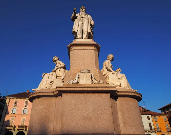 Ercole Villa 'nın Cavour heykeli, Vercelli, Piedmont, İtalya.