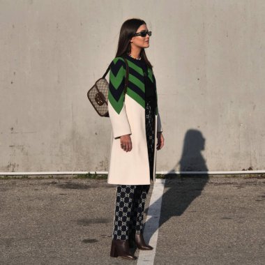 Milano moda haftası 2020 'de Alberta Ferretti moda defilesinden önce blogger sokak tarzı kıyafet.