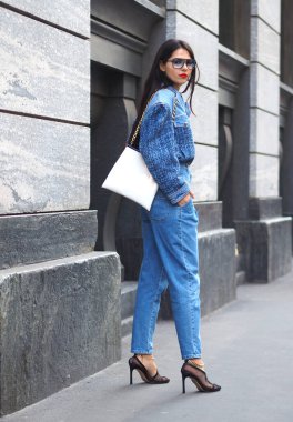 Doina Ciobanu, Milan moda haftası 2020 / 2021 'de Lorenzo Serafini' nin filozofi öncesi fotoğrafçılara poz veriyor.