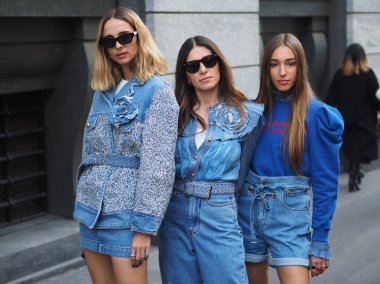 Candela Pelizza, Ginevra Mavilla ve diğer konuk sokak tarzı kıyafetler Lorenzo Serafini 'nin filozofi öncesi moda şovu 2020 / 2021 Milan moda haftası