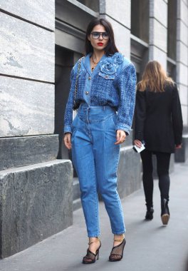 Doina Ciobanu, Milan moda haftası 2020 / 2021 'de Lorenzo Serafini' nin filozofi öncesi fotoğrafçılara poz veriyor.