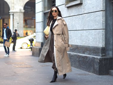  Milan moda haftası 2020 / 2021 'de Lorenzo Serafini moda defilesinden önce moda blogcusu sokak tarzı kıyafet