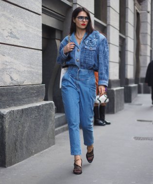 Doina Ciobanu, Milan moda haftası 2020 / 2021 'de Lorenzo Serafini' nin filozofi öncesi fotoğrafçılara poz veriyor.