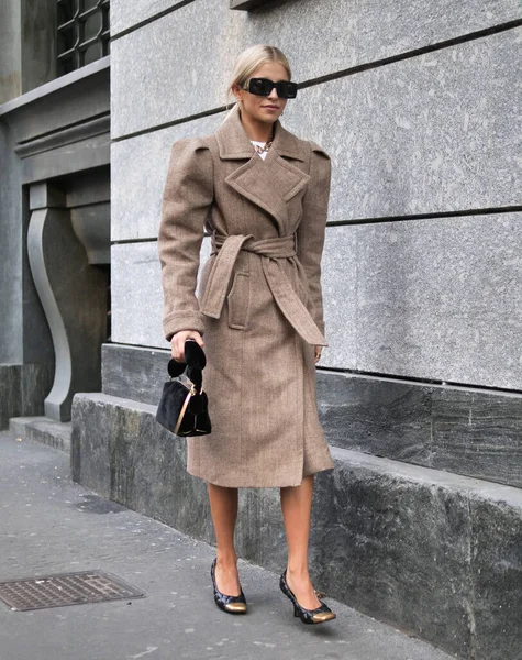 Moda blogcusu Caroline Daur sokak stili kıyafet önce Lorenzo Serafini moda gösterisi Milan moda haftası 2020 / 2021