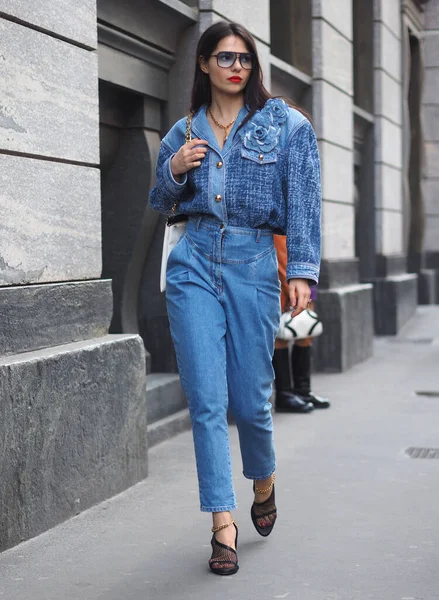 Doina Ciobanu, Milan moda haftası 2020 / 2021 'de Lorenzo Serafini' nin filozofi öncesi fotoğrafçılara poz veriyor.