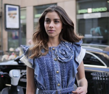 Genç aktris Elisa Visari, 2020 / 2021 Milano moda haftasında Lorenzo Serafini 'nin filozofi öncesi fotoğrafçılara poz veriyor.