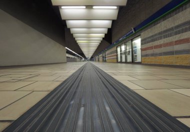 Porta Garibaldi tren istasyonunun kalitesiz manzarası. Yeraltı istasyonuyla bağlantı. Milan, Lombardiya 2017.