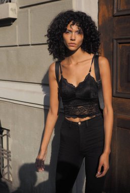 Milano moda haftası / Yaz 2020 'deki Iceberg defilesinden sonra fotoğrafçılara poz veren genç model