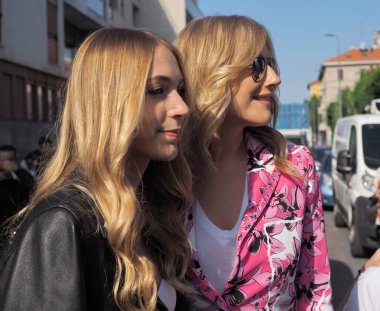 Natasha Stefanenko ve kızı Sasha Sabbioni, MFW bahar / yaz aylarında ICEBERG defilesinden önce sokak tarzı poz veriyorlar.