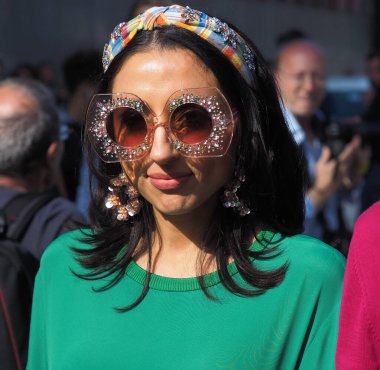 Moda blogcusu sokak tarzı kıyafet Iceberg moda defilesinden önce Milan moda haftası / yaz 2020