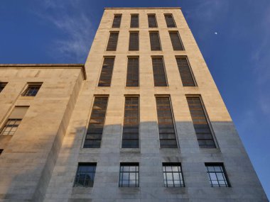  Adalet Sarayı (Palazzo di Giustizia) Marcello Piacentini tarafından tasarlanmıştır..