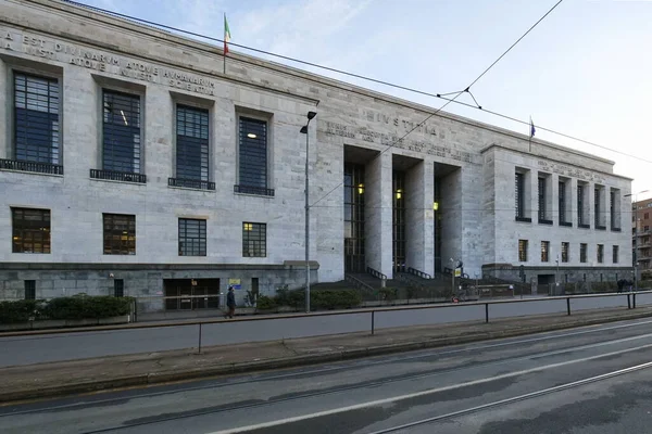  Adalet Sarayı (Palazzo di Giustizia) Marcello Piacentini tarafından tasarlanmıştır..
