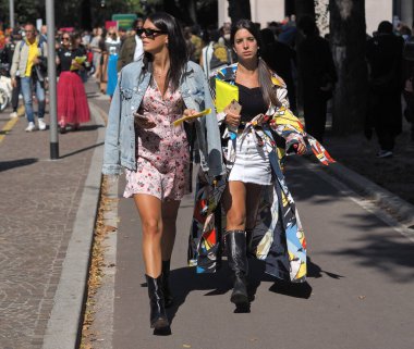 MSGM defilesinden sonra moda blogcuları sokak tarzı kıyafetler Milano moda bahar / yaz 2018 / 2019.