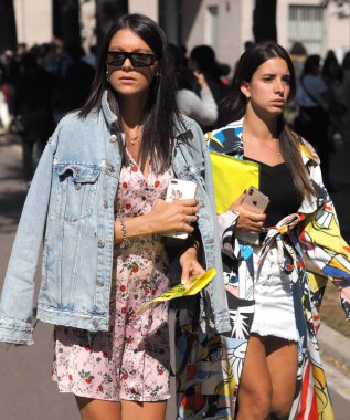 MSGM defilesinden sonra moda blogcuları sokak tarzı kıyafetler Milano moda bahar / yaz 2018 / 2019.