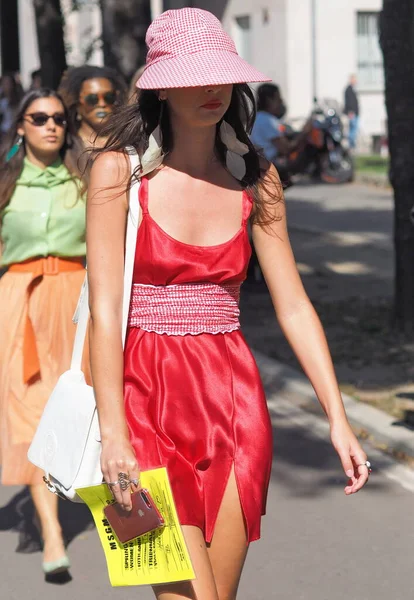 MSGM moda defilesinden sonra moda blogcusu sokak tarzı kıyafet Milano moda bahar / yaz 2019.