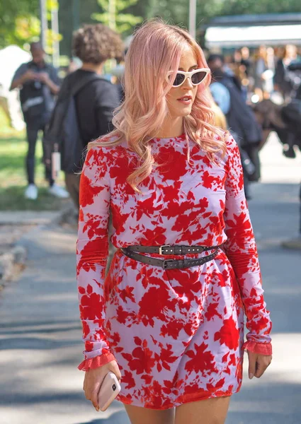 Roupa Estilo Rua Valentina Ferragni Antes Desfile Moda Msgm Durante — Fotografia de Stock