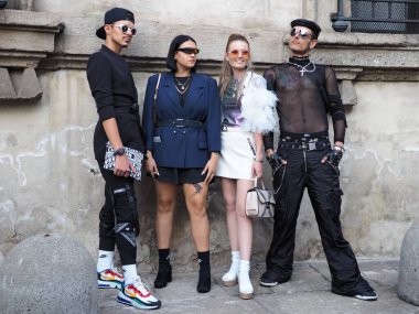 Milan moda haftasında Bottega Veneta defilesinden önce fotoğrafçılara poz veren moda blogcuları / 2019 / 2020