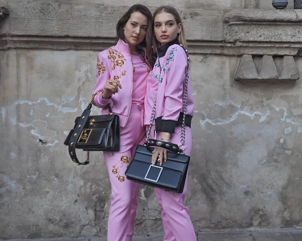 Fashion Blogger Posa Street Style Prima Della Sfilata Bottega Veneta — Foto Stock