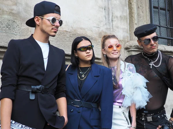 Bloggers Moda Posando Trajes Estilo Callejero Antes Del Desfile Moda — Foto de Stock