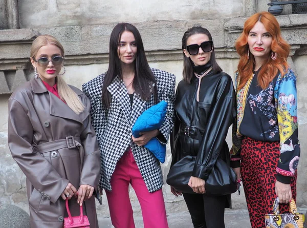 Fashion Bloggers Posing Street Style Outfits Bottega Veneta Fashion Show — Stock Photo, Image
