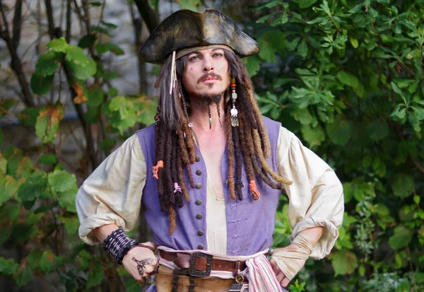 Herec Pózující Pro Fotografy Osobně Cosplay Captain Jack Sparrow Pirates — Stock fotografie