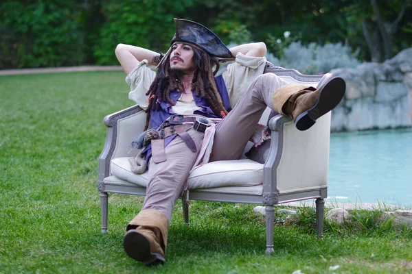 Színész Pózol Fotósok Személyesen Cosplay Captain Jack Sparrow Karib Tenger — Stock Fotó