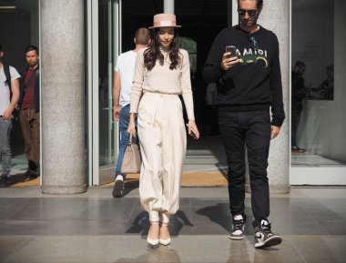 Filozofi di Lorenzo Serafini defilesinden sonra Milano moda haftası sonbahar / kış 2018 / 2019.