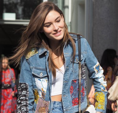 Milano moda haftasında Felsefe di Lorenzo Serafini moda defilesinin önünde yürüyen moda blogcusu / Kış 2018 / 2019.