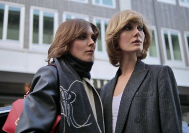 Lorenzo Serafini 'nin 2020 tarihli filozofi defilesinden sonra fotoğrafçılara poz veren modeller