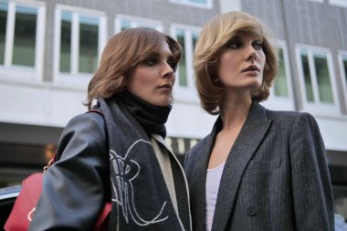 Lorenzo Serafini 'nin 2020 tarihli filozofi defilesinden sonra fotoğrafçılara poz veren modeller