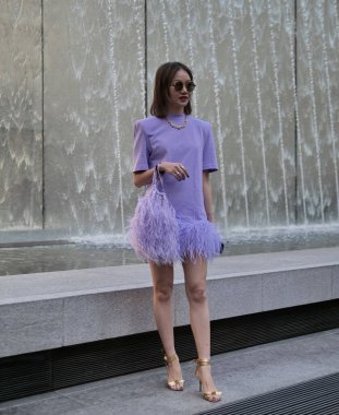 MFW 2020 'de Lorenzo Serafini moda defilesinden sonra fotoğrafçılara poz veren moda blogcusu