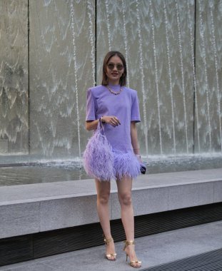 MFW 2020 'de Lorenzo Serafini moda defilesinden sonra fotoğrafçılara poz veren moda blogcusu