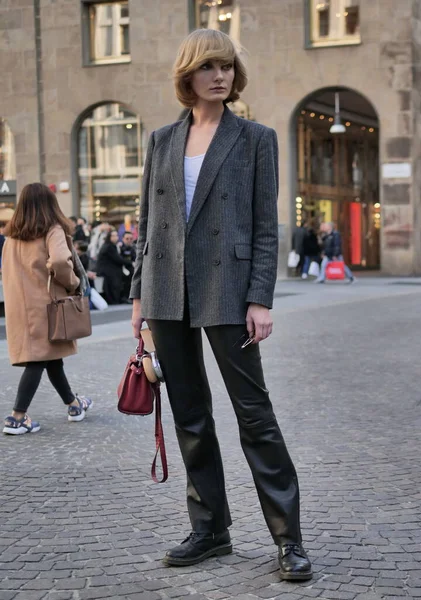 Modelo Posando Para Fotógrafos Após Filosofia Por Lorenzo Serafini Desfile — Fotografia de Stock