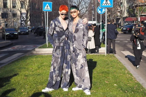 아시아의 블로거들은 밀라노 Milano Fashion Week 열리는 Armani 스타일의 입는다 — 스톡 사진