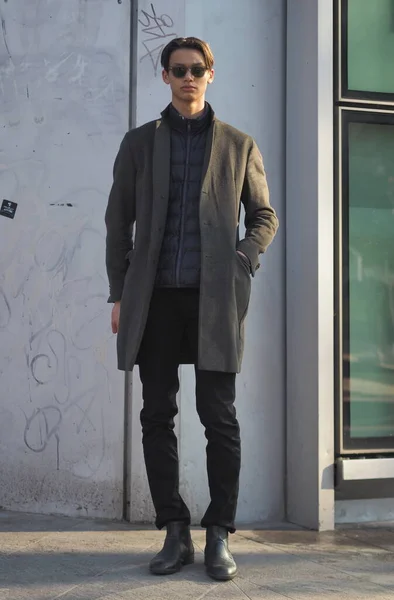 在米兰时装周男子秋季 冬季2019 2020期间的Armani时装秀前 时尚博主街道风格服装 — 图库照片