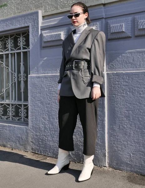 Modebloggerin Streetstyle Outfit Vor Msgm Modenschau Während Der Mailänder Modewoche — Stockfoto