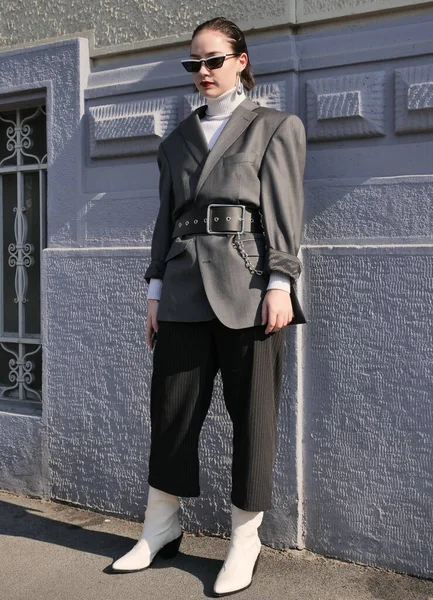 Modebloggerin Streetstyle Outfit Vor Msgm Modenschau Während Der Mailänder Modewoche — Stockfoto